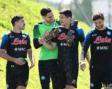 开云app-那不勒斯训练开放日，国际比赛日防线松动引欢呼，西甲在即，数据趋势出现新变化的简单介绍