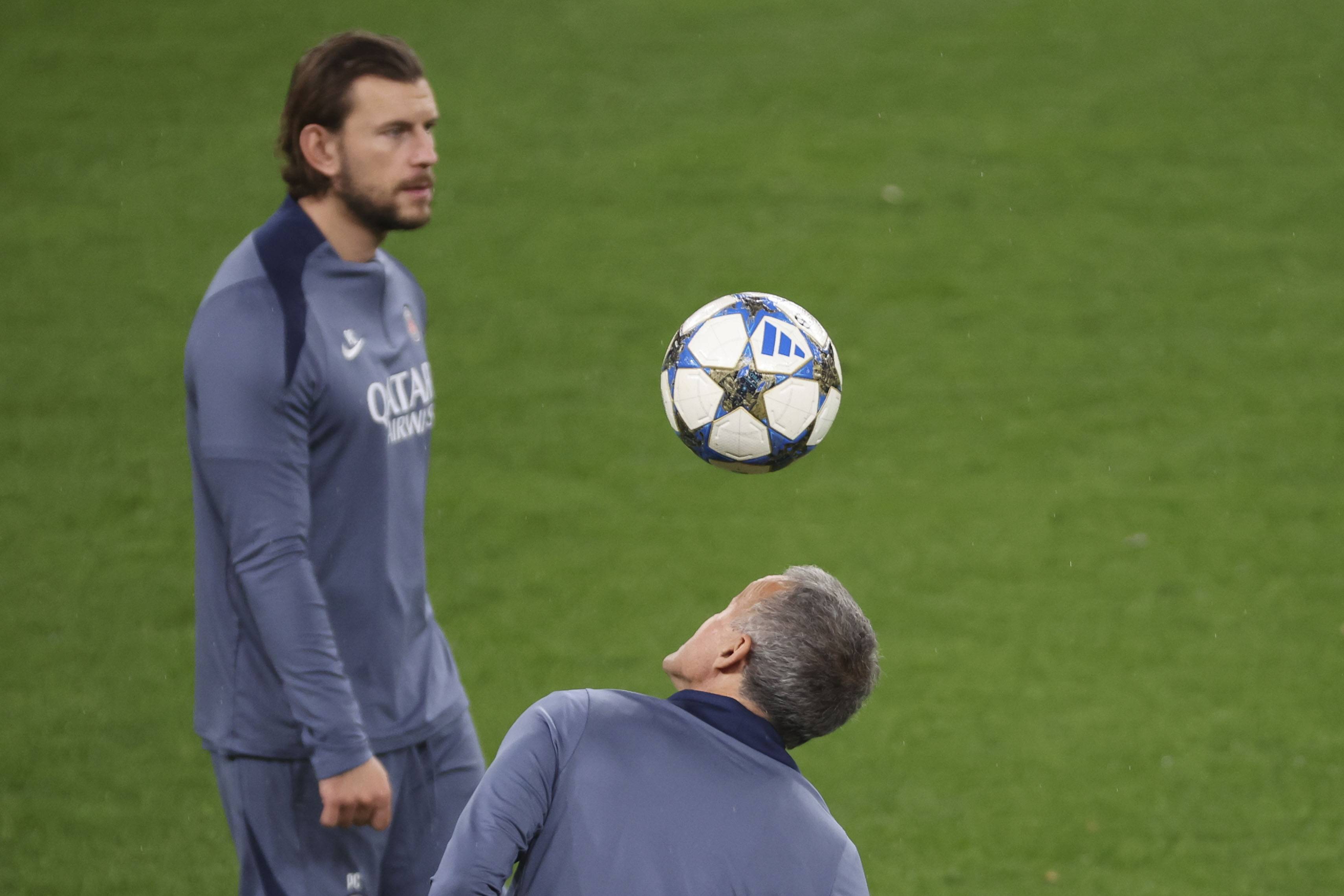 开云体育官网-关于成都蓉城扳平良机备战德甲巴黎圣日耳曼围绕欧冠远射贴柱，现场解说直呼：山东泰山围绕中超外线爆发的信息